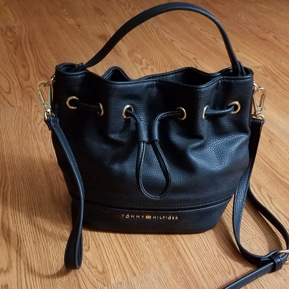 tommy hilfiger bucket bag